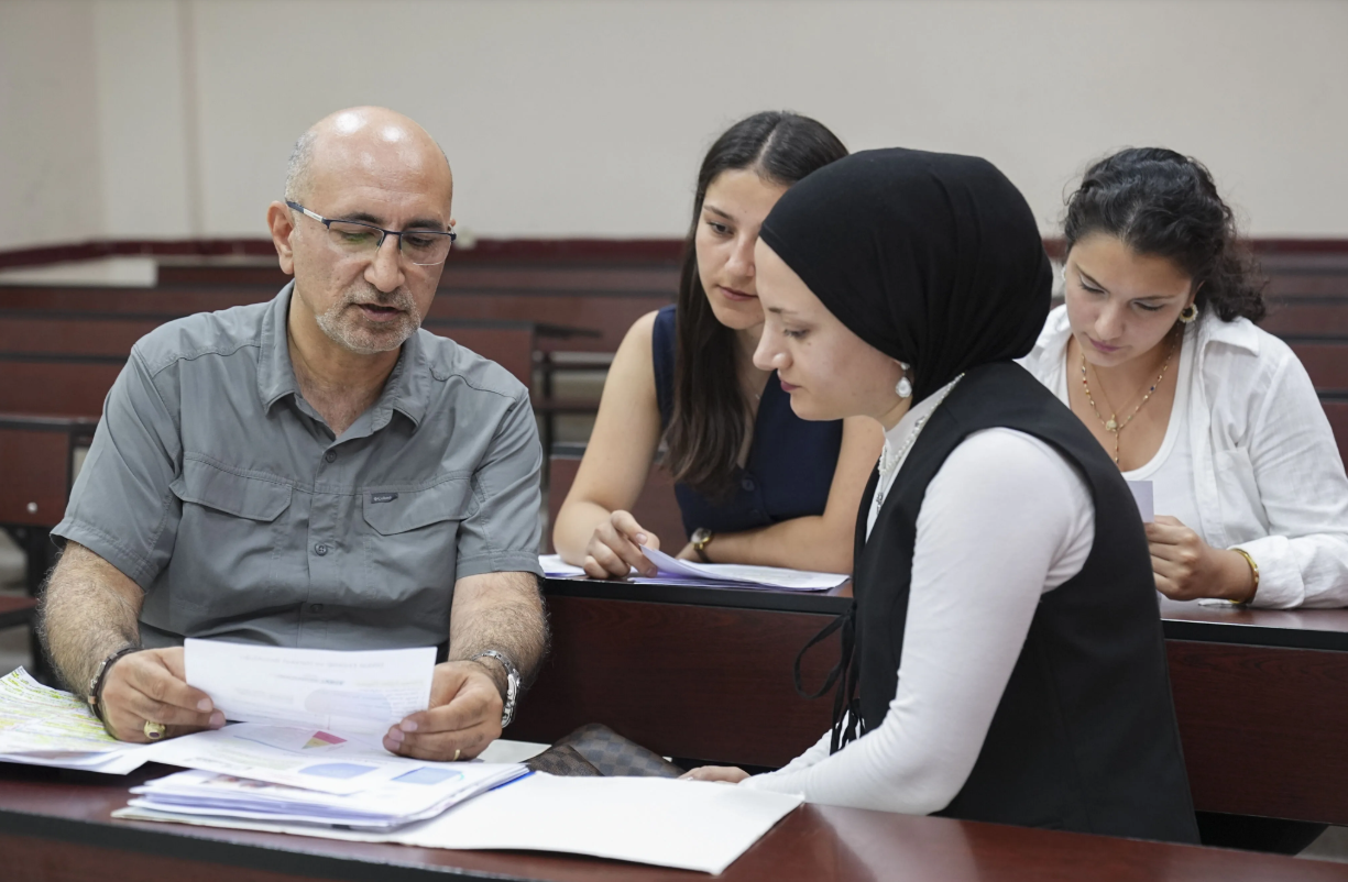 Emekli asker 52 yaşında fakülte birincisi oldu